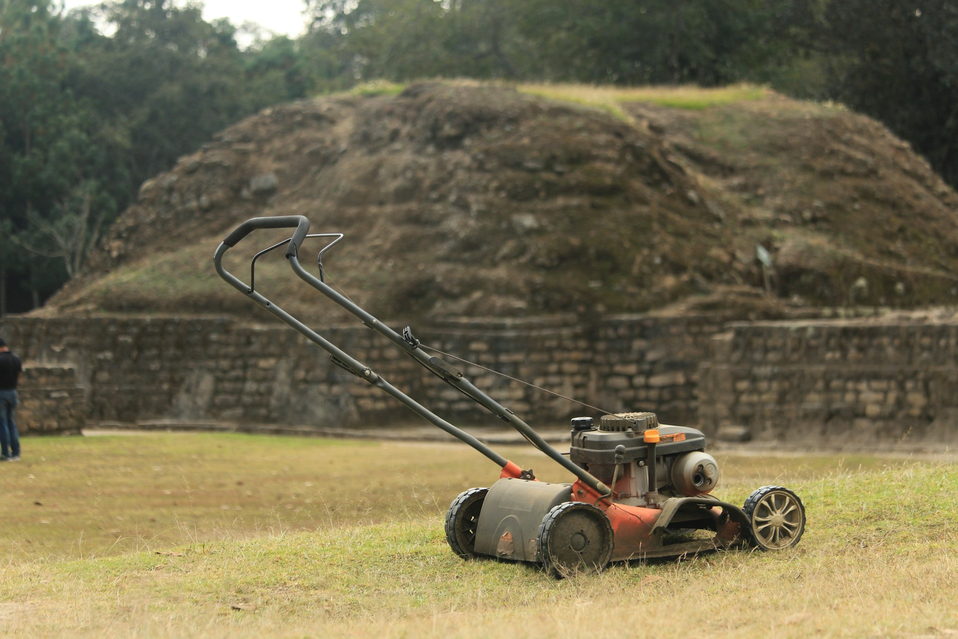 Choosing the Right Compact Construction Machine: A Guide to Skid Steer Loaders, Mini Excavators, and More